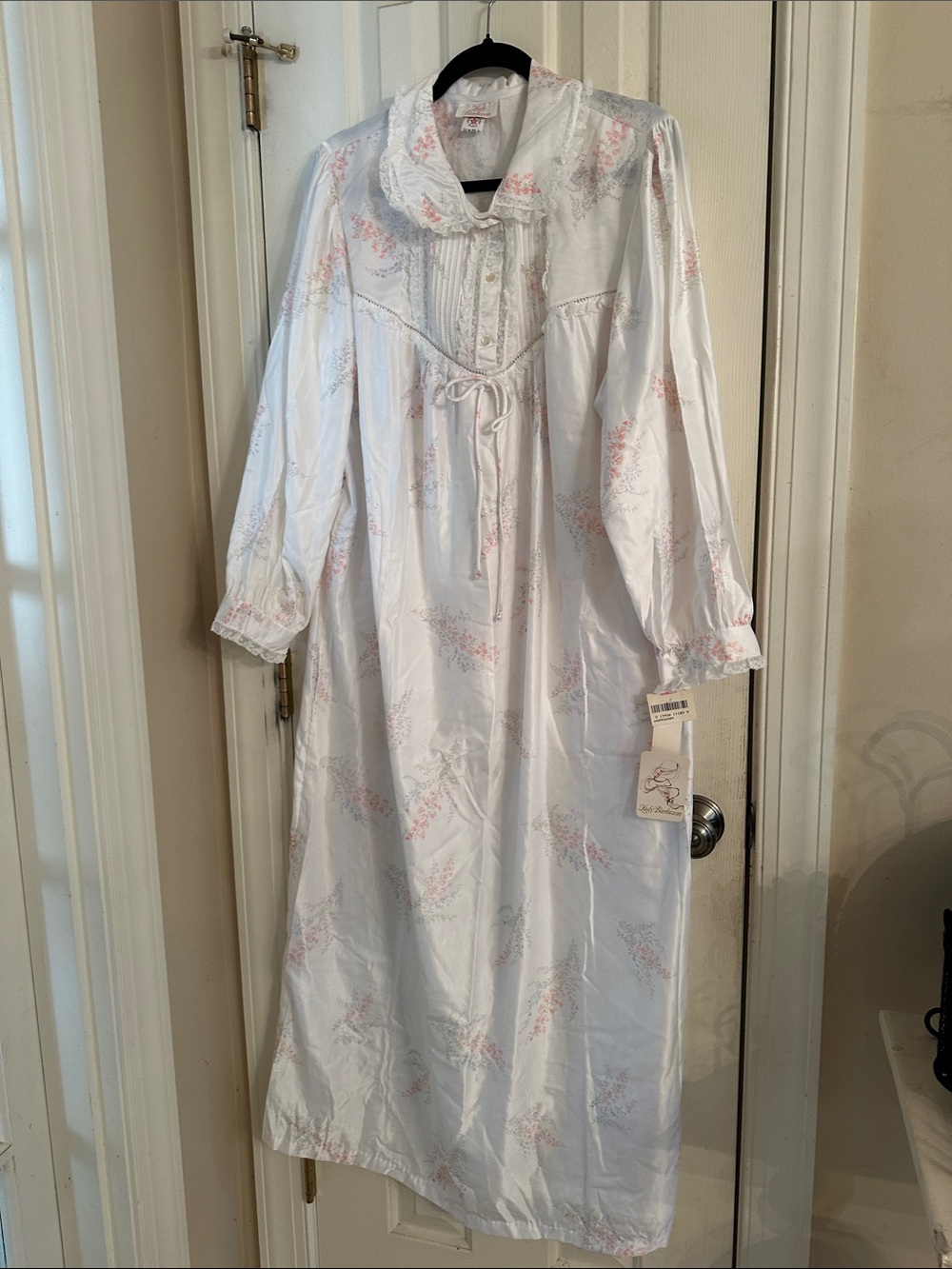 Women’s Vintage Long White Floral Nightgown with Lace Collar